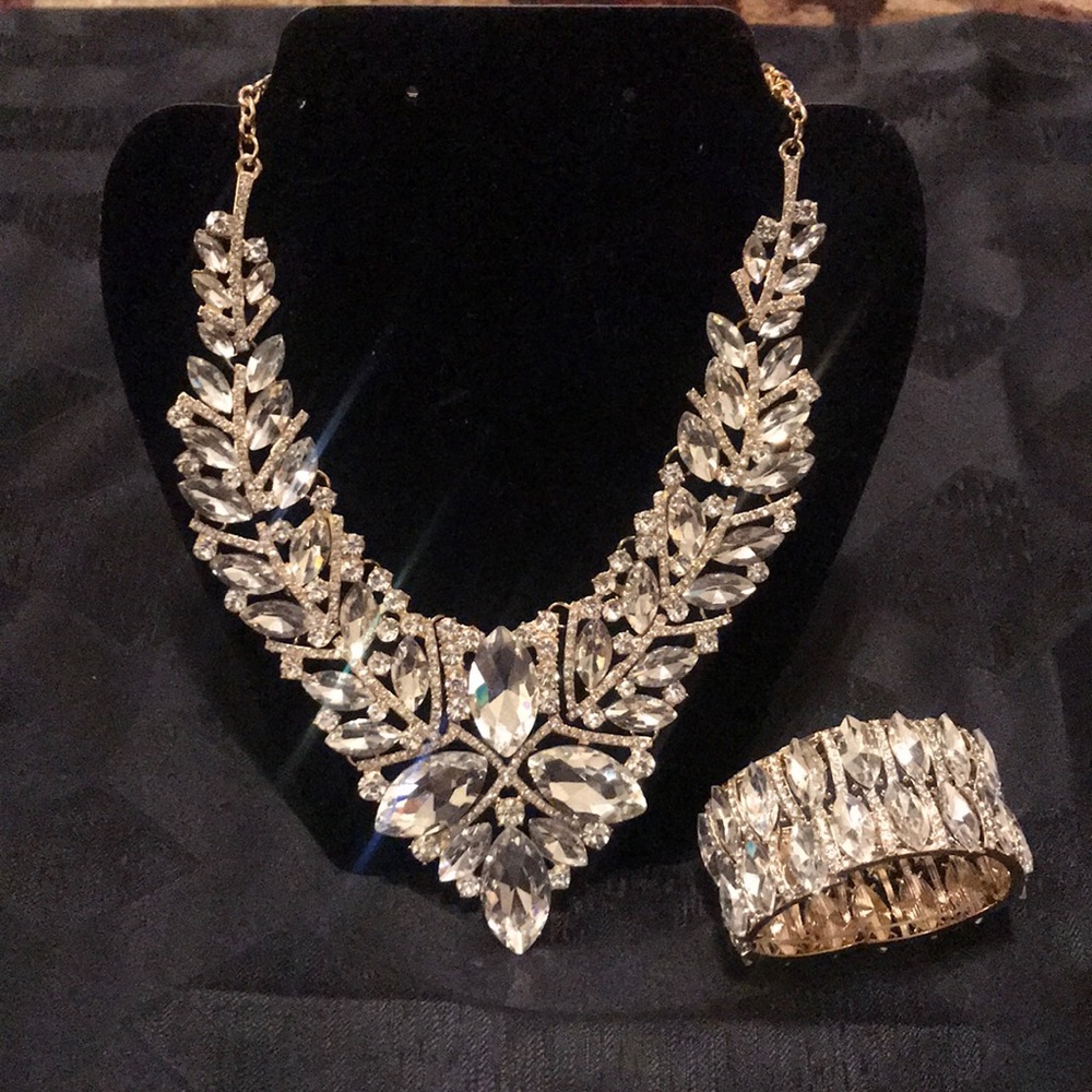 Silver necklace with silver bracelet